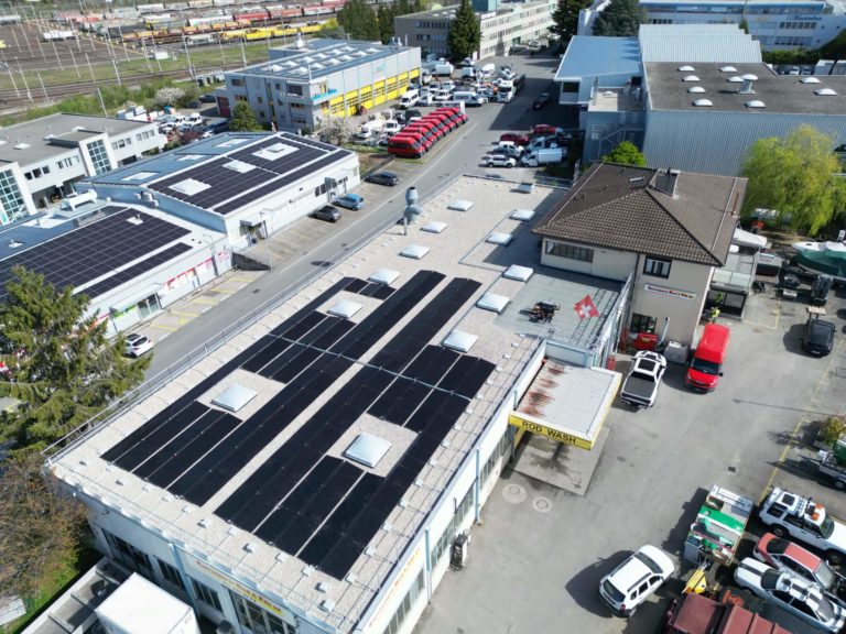 Carrosserie avec panneaux solaires à Préverenges (VD)