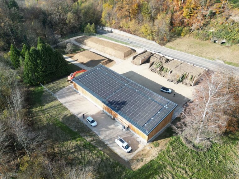 Un bâtiment communale recouvert de panneaux solaire à Lausanne (VD)