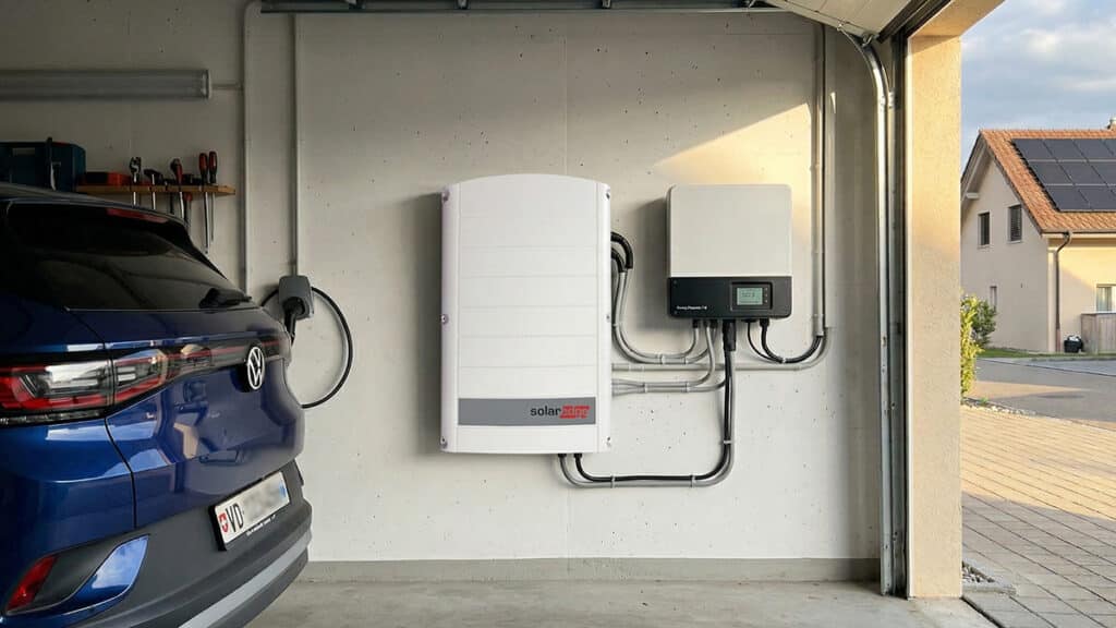 Une batterie SolarEdge dans une garage d | Une batterie solaire est-elle rentable en 2026&nbsp;?'une maison