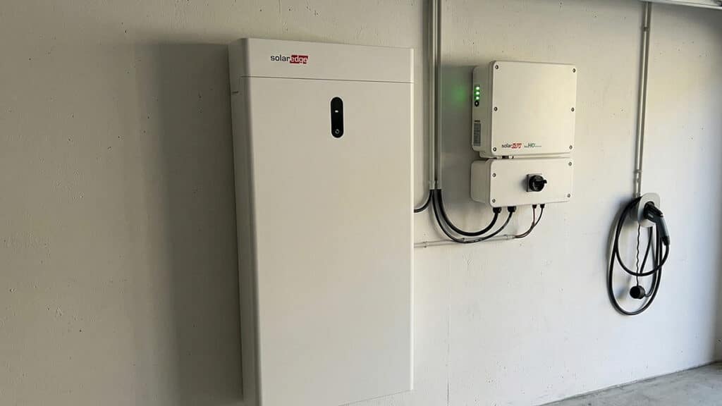 Une batterie SolarEdge dans une garage d'une maison | En 2026, injecter son surplus solaire rapporte 3× moins