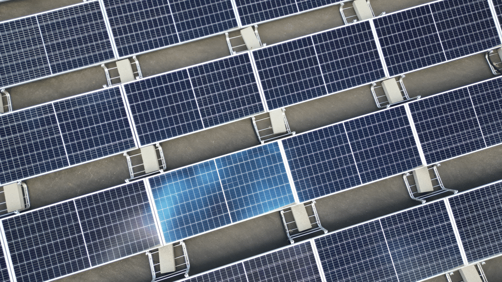 Des rangés de panneaux photovoltaïques | Financer un projet solaire sans mobiliser sa trésorerie